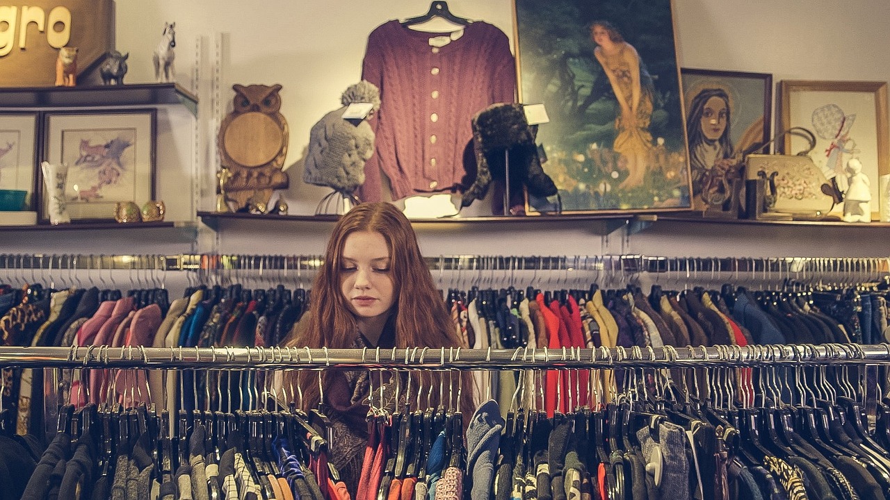店で服を選ぶ女性